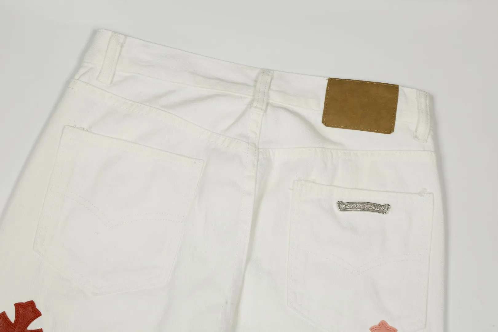 P280 - Chrome Hearts/Chrome Hearts 25ss classic white cow series colored leather cross washed color cloth unisex denim trousers - Vibe style straight stacked god-level version - carbon fine bias denim color cloth - old vintage complete set of hardware - Chrome Hearts white cow series The high version uses high-ounce customized fabrics, fermentation washing and soft color fixation, soft and thick to wear, the details are all made by hand-polished craftsmanship, all-over jacquard fabrics, unique design style After multiple processes to create a full retro feel, a niche and unique non-contrast shirt, custom-made distressed spray-painted buttons, every detail is crafted with craftsmanship. Color: Picture color Code number: 28-36